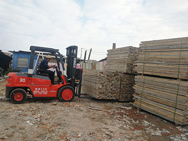 木材搬運好幫手，有了它，再多的木材也不怕