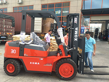 3噸柴油內燃平衡重叉車，物料搬運的好幫手