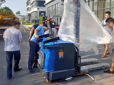 科力電動(dòng)堆高車進(jìn)行裝卸、堆高、堆垛和短距離運(yùn)輸作業(yè)